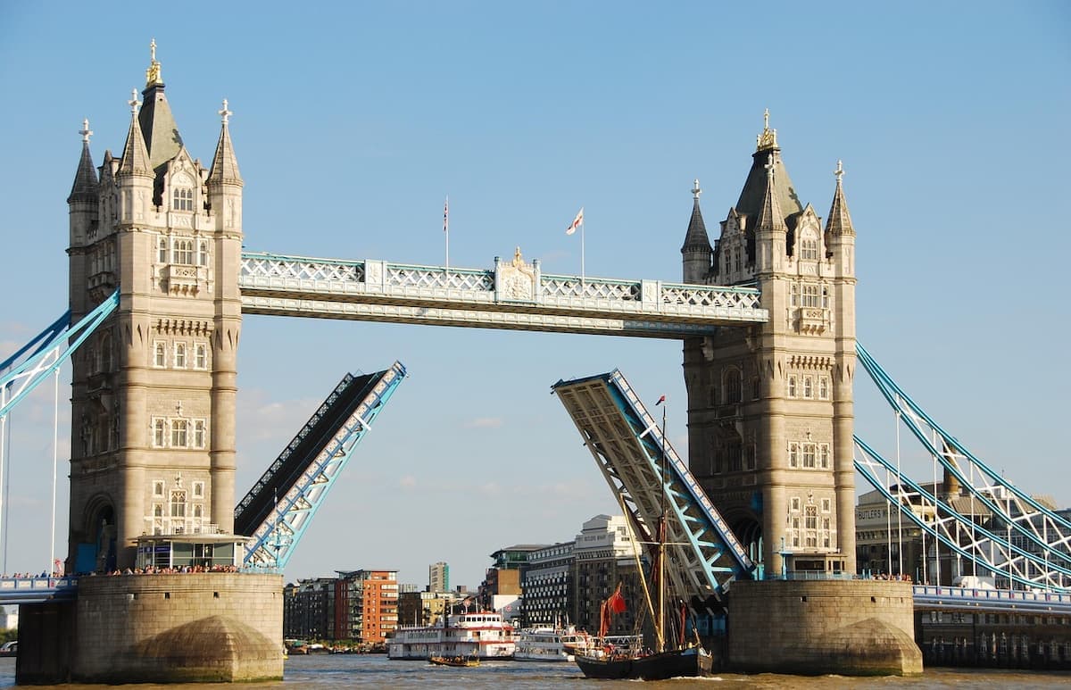 Tower Bridge e o rio Tamisa na City de Londres