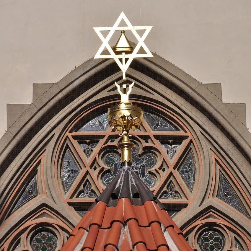 Joodse ster op een historische synagoge in de wijk Josefov in Praag
